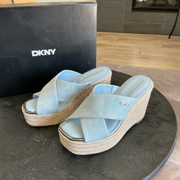 🔥🔥NWT DKNY Blue Platform Shoes with Crisscross Straps - Picture 1 of 6